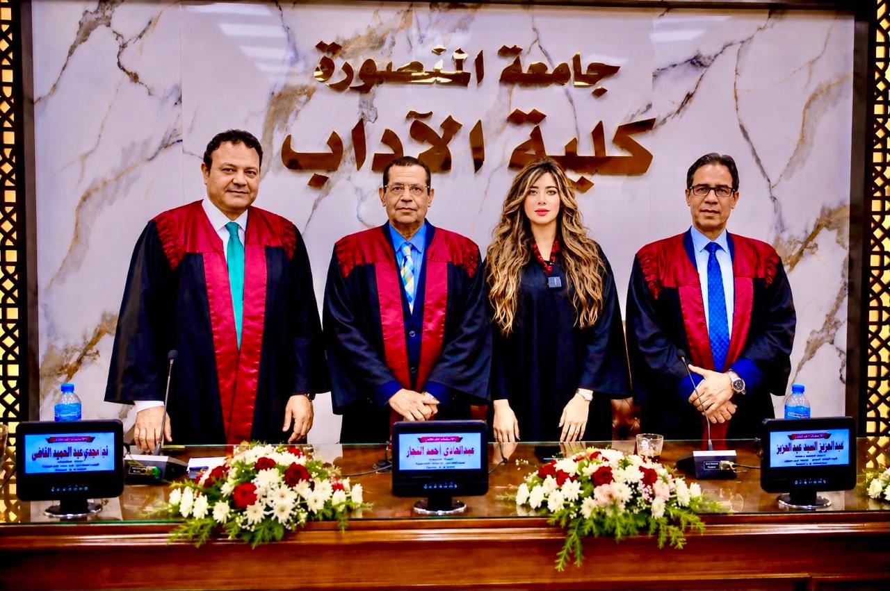 في عالمٍ يكثر فيه الباحثون ويقل فيه المنظّرون.. باحثة مصرية تقدم نموذجًا نظريًا جديدًا في الإعلام الرقمي والاتصال الجماهيري