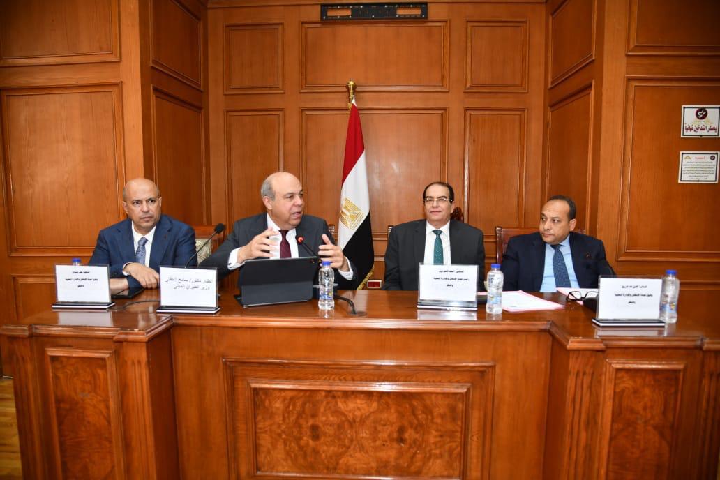 وزير الطيران  يستعرض  استراتيجية الوزارة لتعزيز كفاءة واستدامة قطاع الطيران  